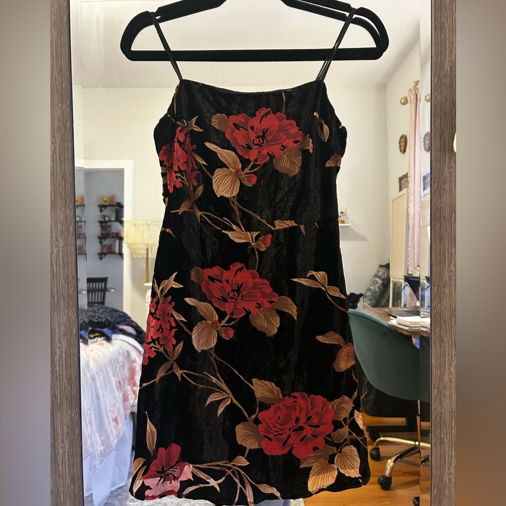 Never worn Lulu’s shift lightweight crushed velvet floral black mini dress